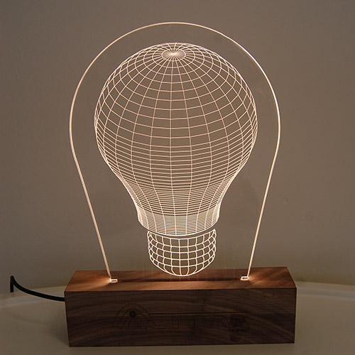 Lampada in plexyglass con incisione vettoriale e illuminazione led nella base in noce